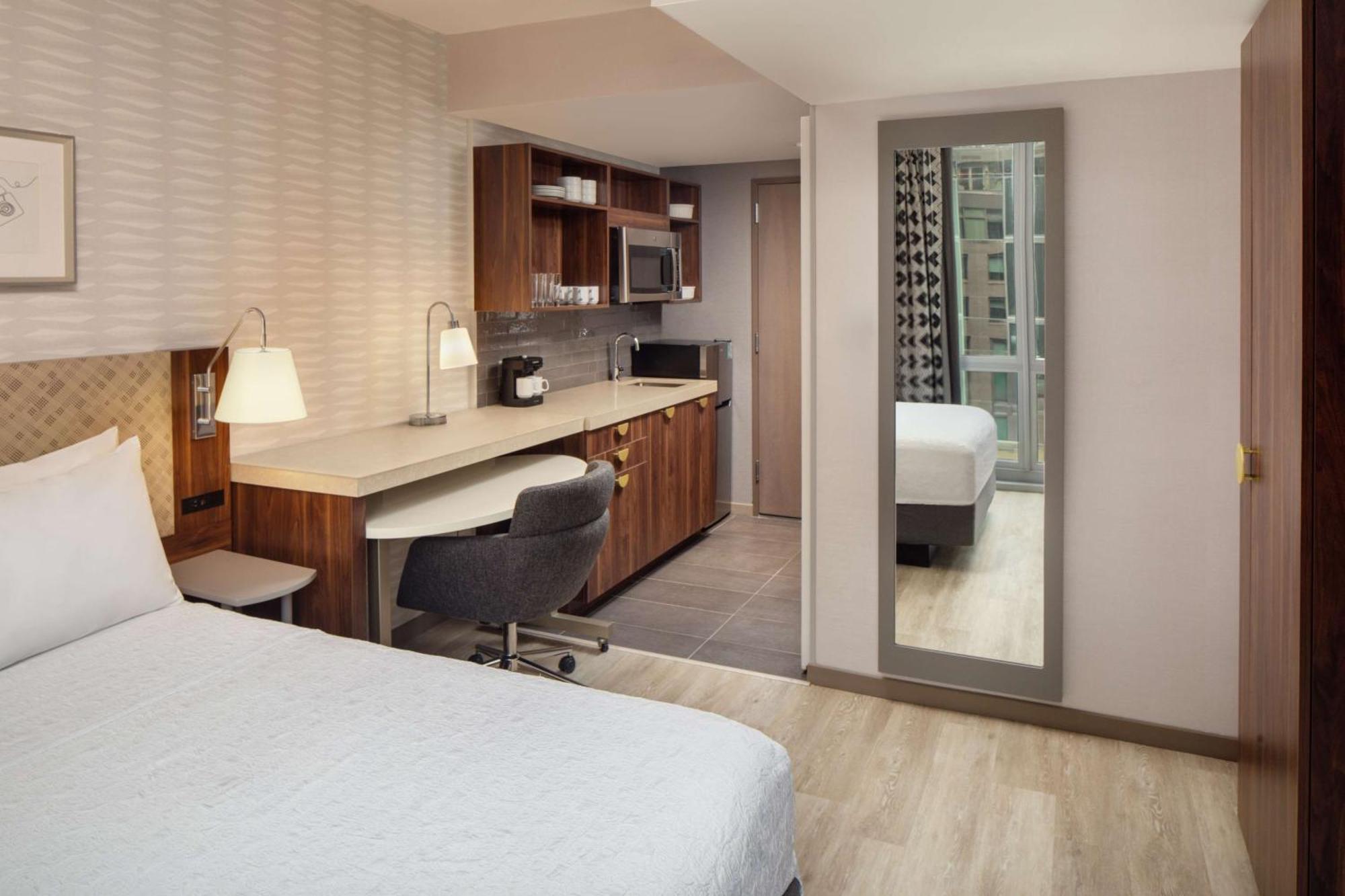 Home2 Suites By Hilton New York Times Square Экстерьер фото