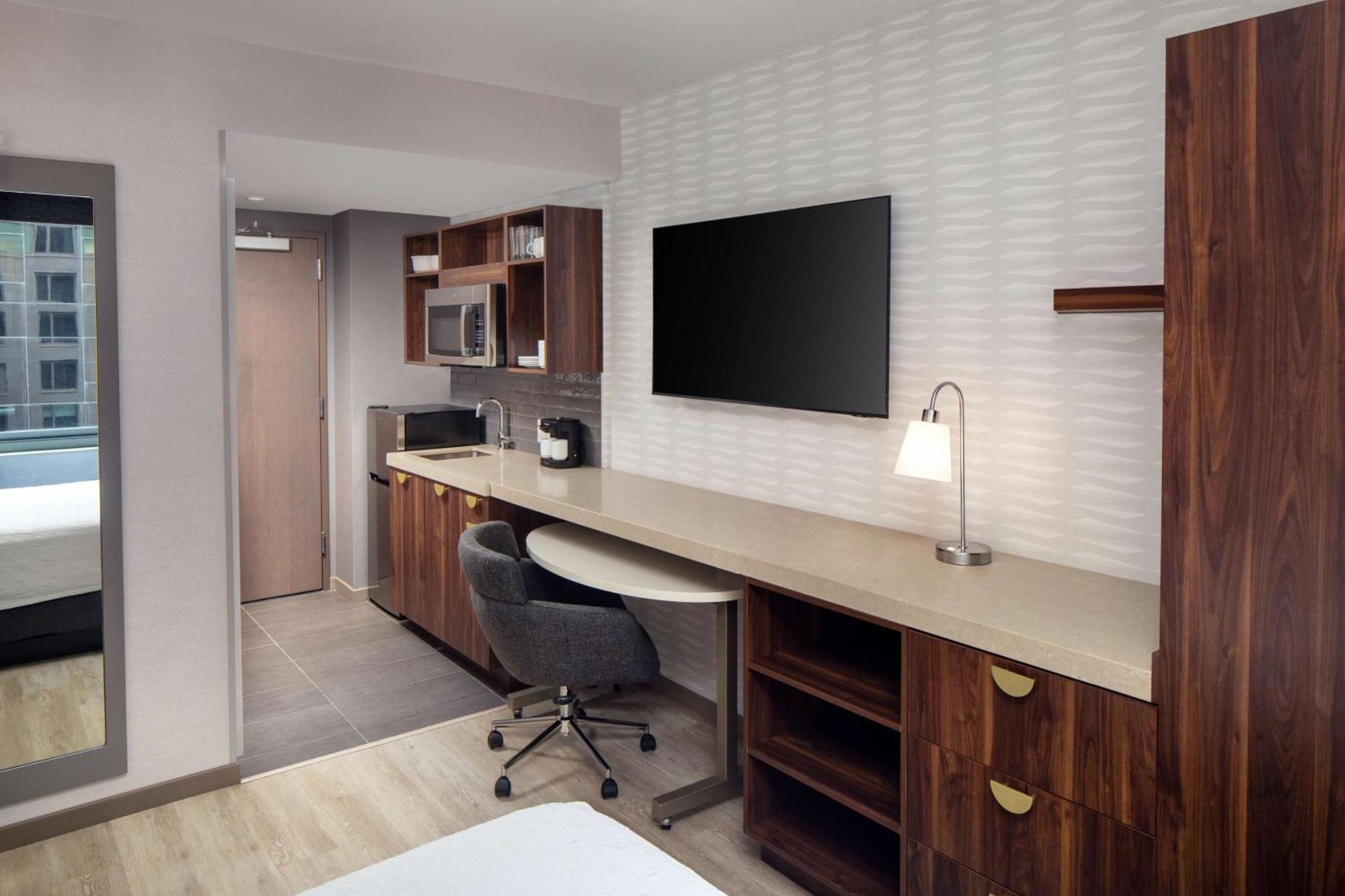 Home2 Suites By Hilton New York Times Square Экстерьер фото